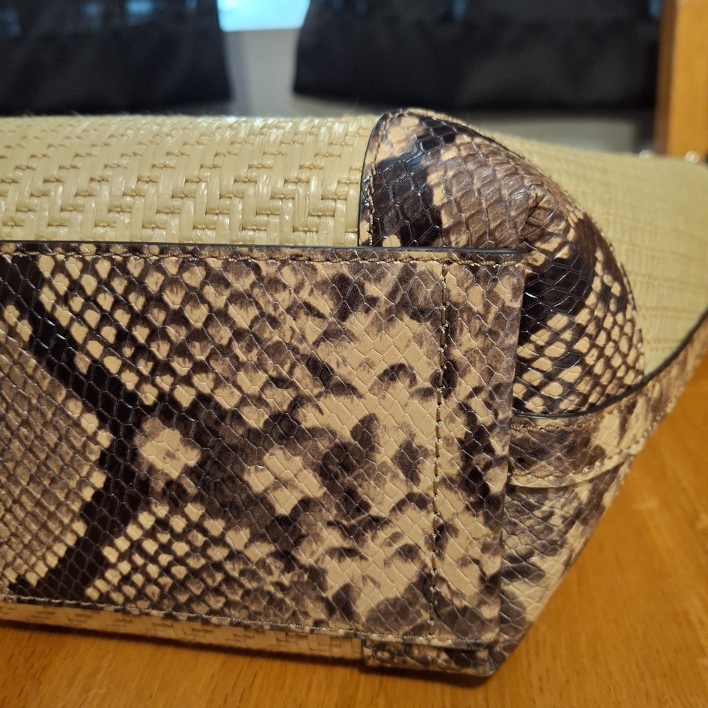Michael Kors Izzy Meduim Fan Straw Tote - Picture 12 of 16